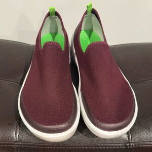 OOFOS Women's OOmg eeZee Low Shoe - Cabernet Size - 8